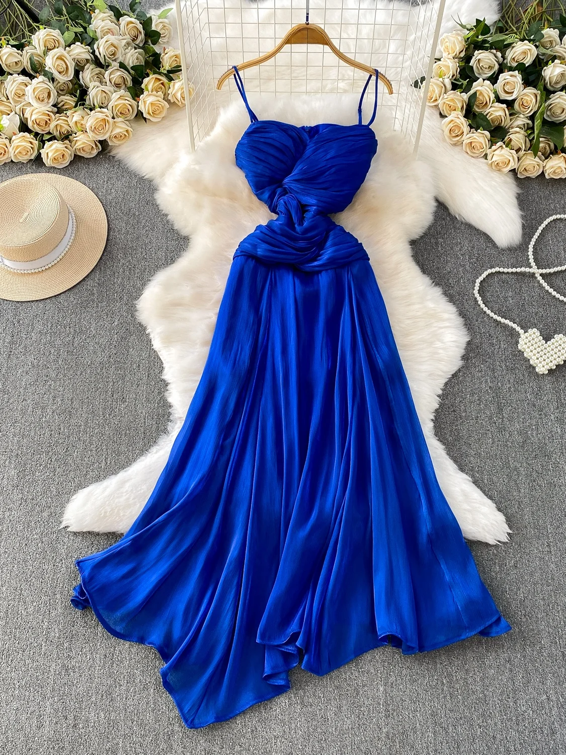 เดรสผ้าซาตินประดับลูกปัด สายเดี่ยว ทรงเอวสูง ชายกระโปรงไม่เท่ากัน ช่วยพรางหุ่น  ความยาวปานกลาง สไตล์ฝรั่งเศส สำหรับสุภาพสตรี