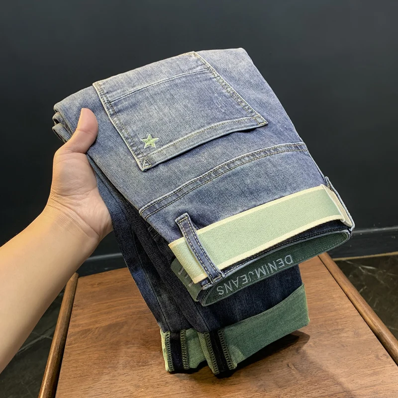 

Высококачественные мужские джинсы весна/лето 2025, тонкие укороченные брюки с вышитым принтом в Корейском стиле, эластичные маленькие укороченные брюки