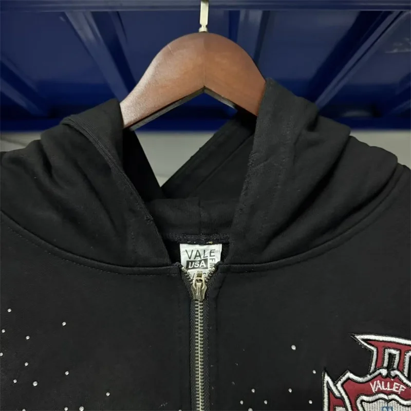 سترات بسحاب بشعار مطرز من VALLEY للرجال والنساء 1:1 أفضل جودة على الطراز الأمريكي بغطاء للرأس أسود مغسول
