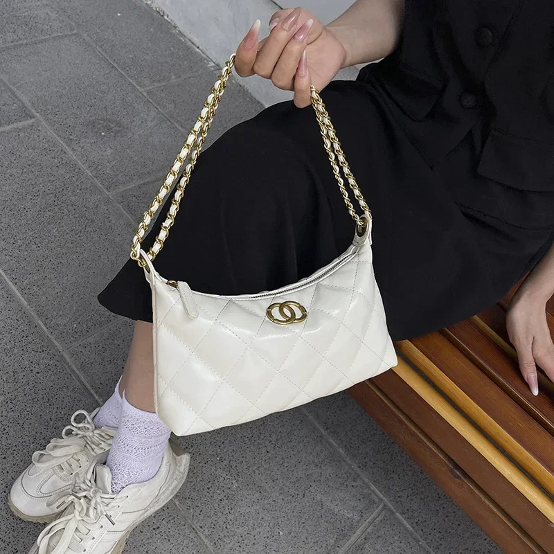 

Элегантная минималистичная сумка-кошелек для отдыха с уникальным буквенным логотипом и повседневной однотонной модой