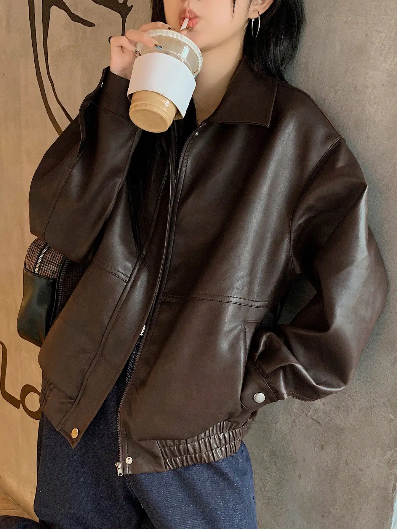 

Женская коричневая куртка из искусственной кожи с молнией спереди и эластичным подолом — уличный повседневный стиль