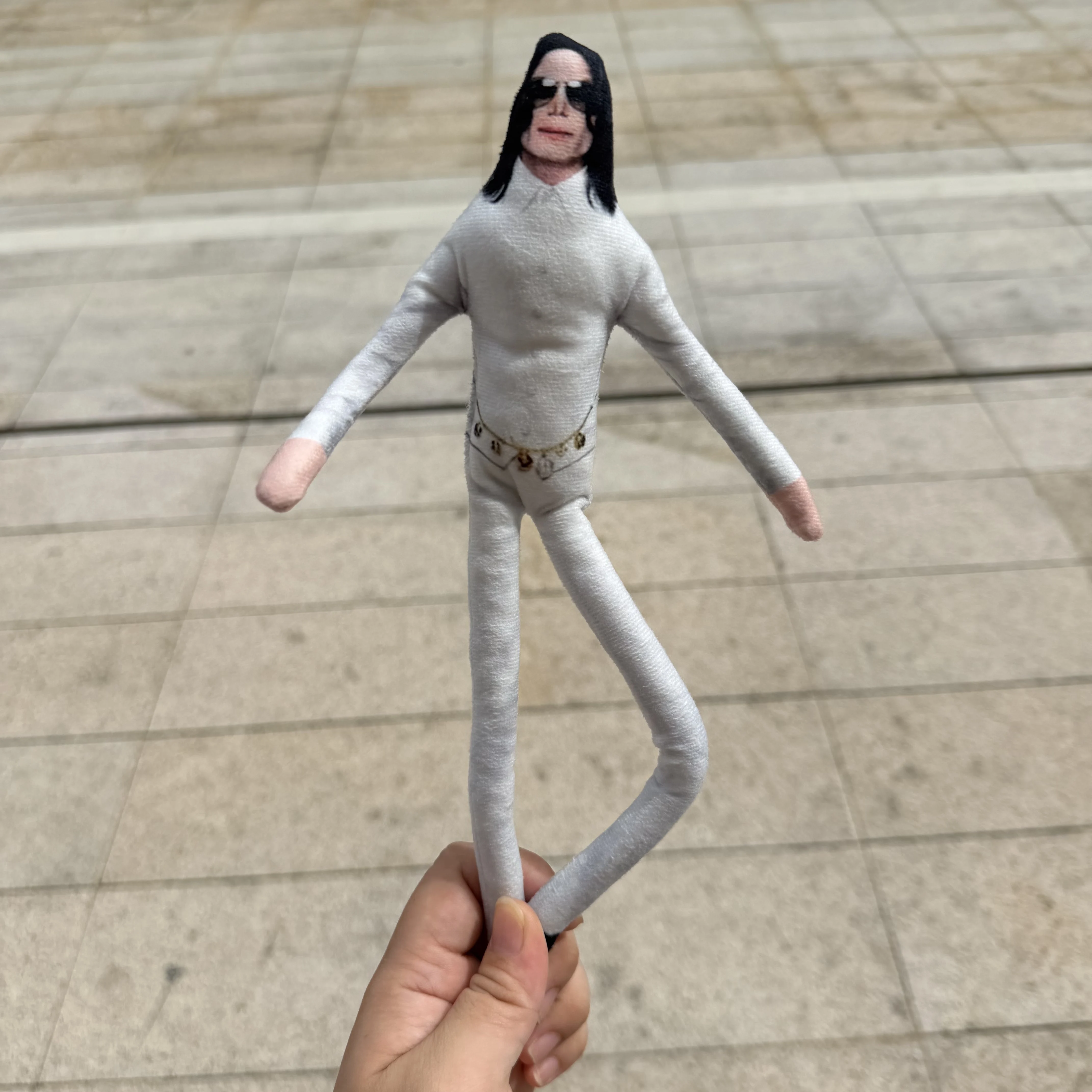 Michael Jackson Plüschpuppe mit 6 Klassischen Bühnenoutfits Sammlerstück MJ Stofftier Merchandise Geschenk für Musikliebhaber Wohndekor Ornament