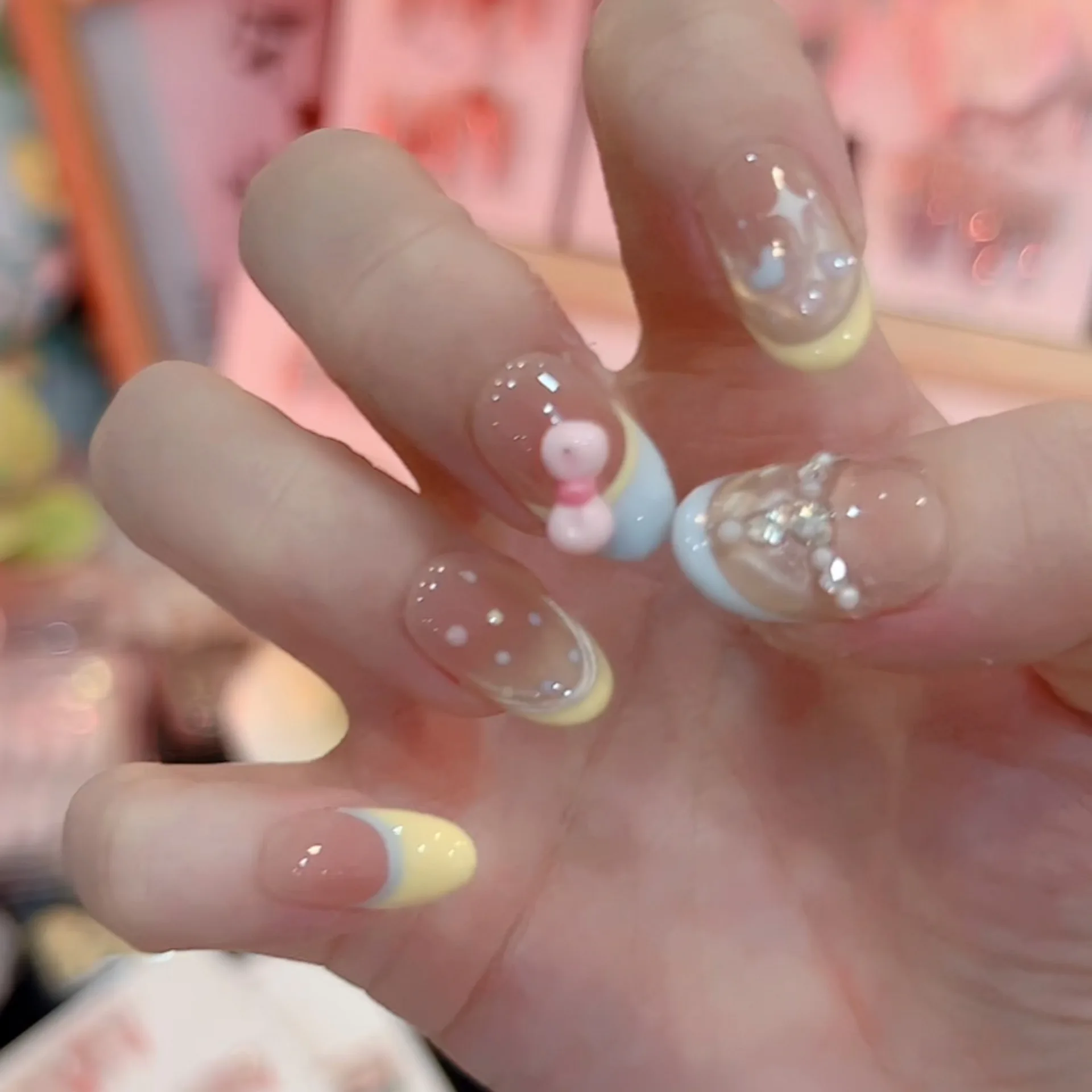 10 Stück handgemachte kurze ovale Press on Nail Französisch glänzende Cat Eye Bow Strass Design süße süße Fake Nail tragbare falsche Nagelspitze