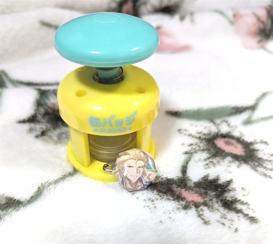 Em estoque brinquedos espíritos mini fabricante de crachá pode fazer mini emblemas anime figura brinquedos presente série modelo ornamentos