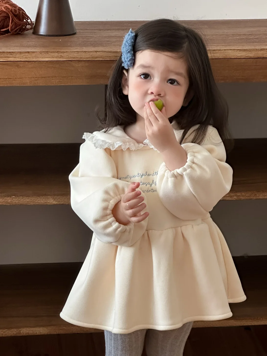 Gaun Bayi Perempuan Musim Dingin 2025, Gaun Manis Berenda dengan Kerah, Gaun Bayi Balita Lengan Panjang dengan Motif Huruf, Gaun Putri Bayi Perempuan Tebal dan Hangat