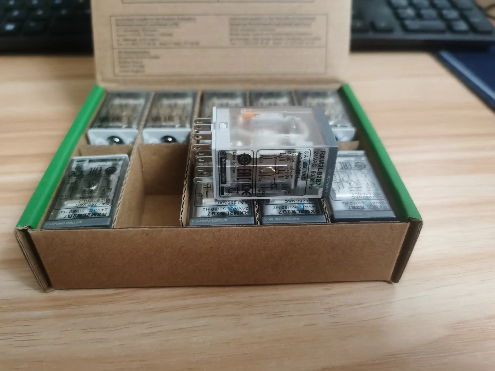 Relé Miniatura Plug-in RXM2LB2B7 - Zelio RXM2L - 2 C/O - 24 V AC - 5 A - com LED