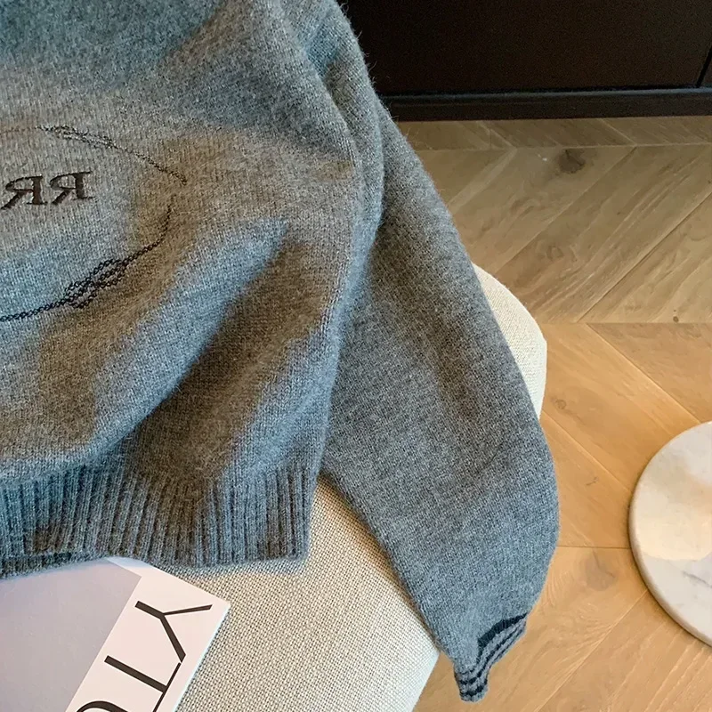 Maglione corto girocollo da donna con ricamo a lettera grigia, casual, versatile, elegante, morbido e accogliente, camicia lavorata a maglia sopra la testa, vendita calda autunnale O