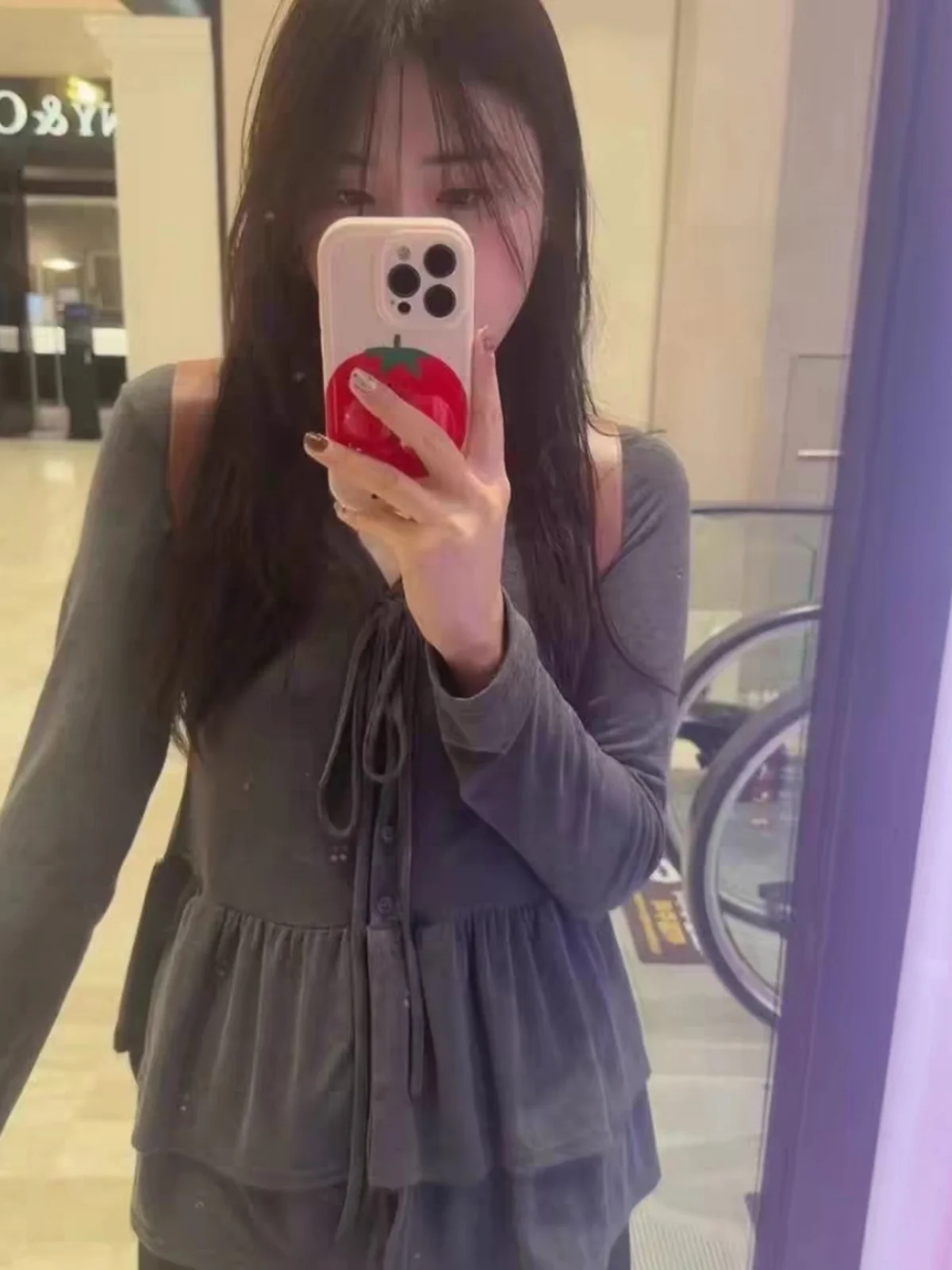 

White Long Sve V-Ne T-irt Women's Korean Sle Spring New Double Layered Waist Design Splicing Anti-Aging Top