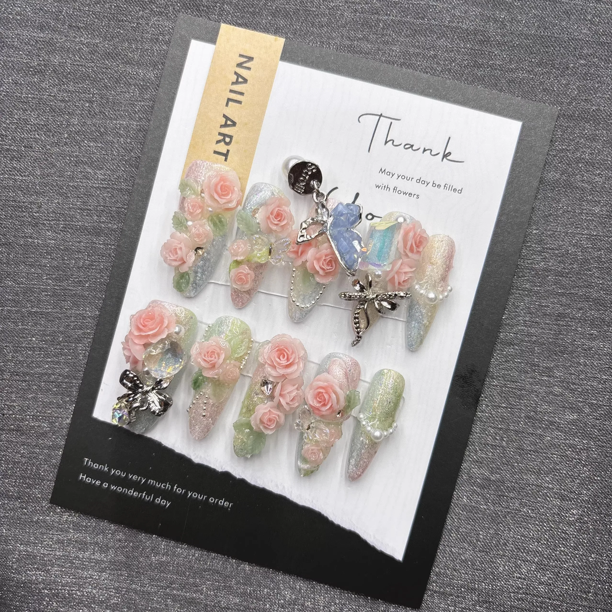 甘い花プレス爪ピンクローズ蝶偽爪女性のためのエレガントなパールラインストーンパーティーネイルグラマラス再利用可能な