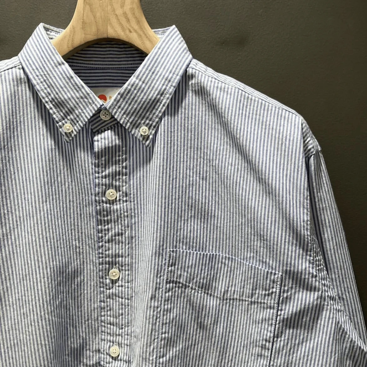 

Loose Fit Oxford Cloth Stripe Button Long Sleeve Casual Shirt Japanese Style Red Rope Stripe Shirt for Young Men Autumn Wear