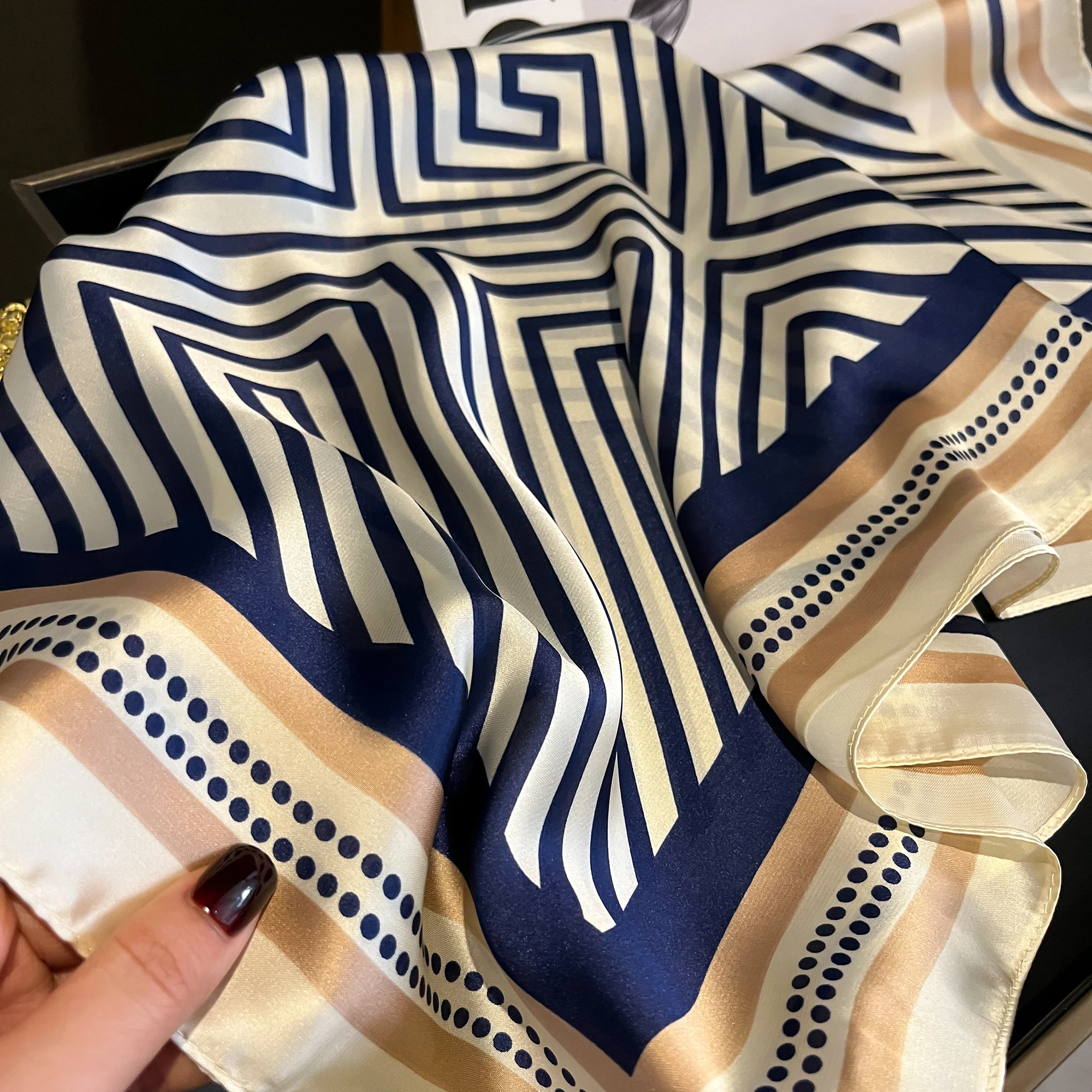 وشاح مربع بنقشة الهندسية اليون - مراجعة Women Bags For Office وسعره