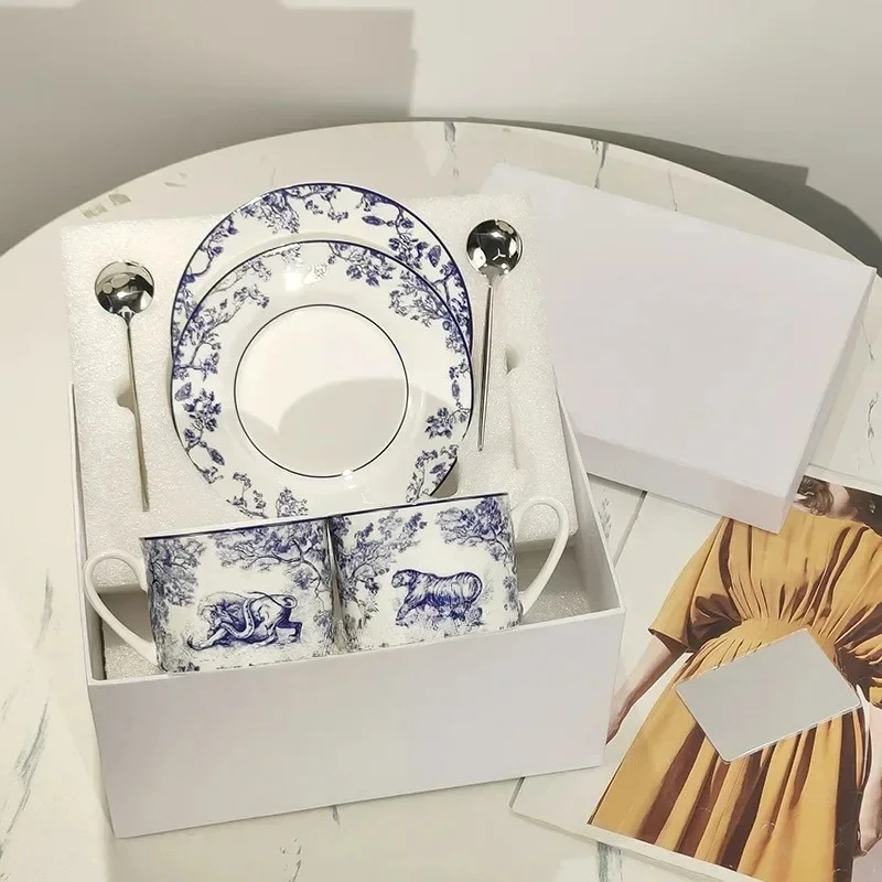 

Для кофейных чашек, тарелок, набор для послеобеденного чая в европейском стиле, 2 чашки, 2 тарелки, 1 ложка, подарочная коробка для черного чая