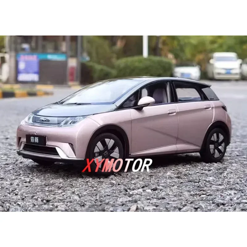 

1: 18 для BYD Dolphin 2021 Pure Electric Edition, Литые из сплава модели автомобилей, игрушки, подарки на день рождения, хобби, демонстрация коллекции, розовый