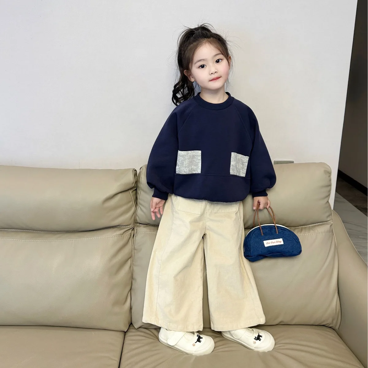 

Girls Suits 2024 Autumn New Childrens Clothes Girl Baby Foreign Style Blue Pocket Hoodie Beige Pants Two-piece Set Casual Simple