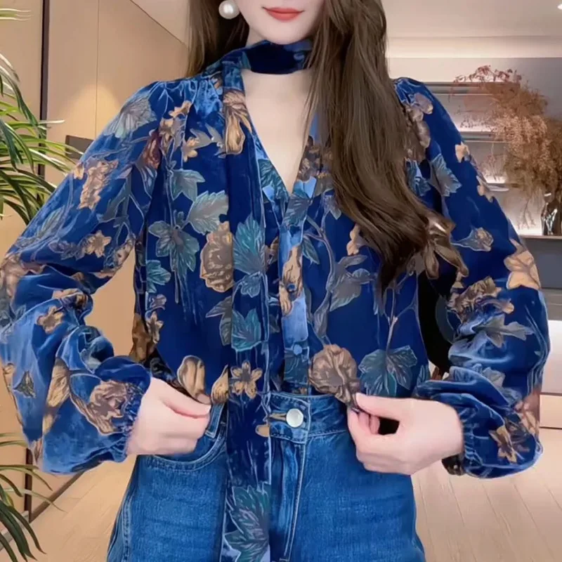 

Легкая бархатная рубашка с длинными рукавами и v-образным вырезом во французском стиле ретро для женщин, осень 2022, темперамент и высококачественный пуловер