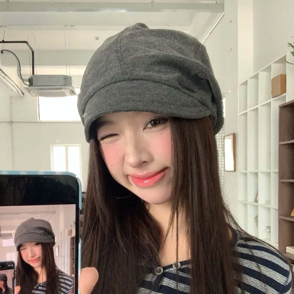 Rivet Ornament Slouchy Beret Face Framing Solid Color Short Brim Hat Elastic Band Warm Lining Studded Beanie Fashion Girls