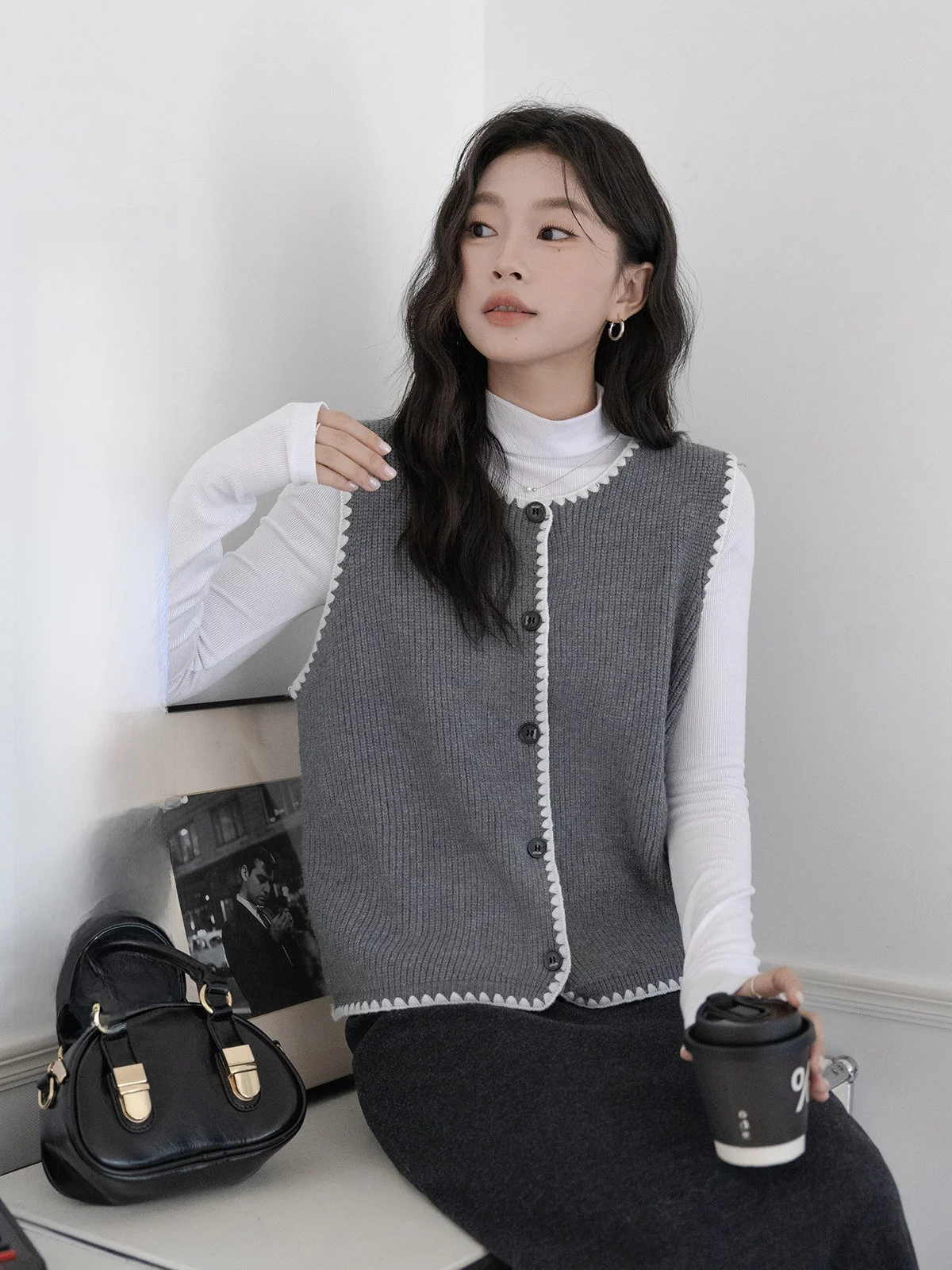 

Вязаный жилет Ele ey для женщин: модный топ для многослойных образов, повседневный стиль, круглый вырез, застежка на одну пуговицу, стандартная длина