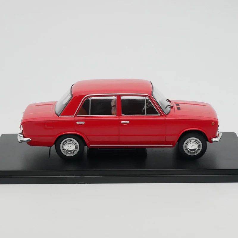 Ixo 1:24 Scale Diecast Alloy 1970 Lada 1200 Toys Cars Model Red Classics Nostalgia Adult Collection Souvenir Gift Static Display