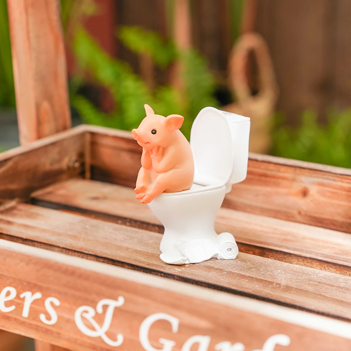 1 Stück, kreatives Toiletten-Dekorationsstück in Schweineform, handbemaltes Kunsthandwerk aus Kunstharz für die Dekoration des Haushofs