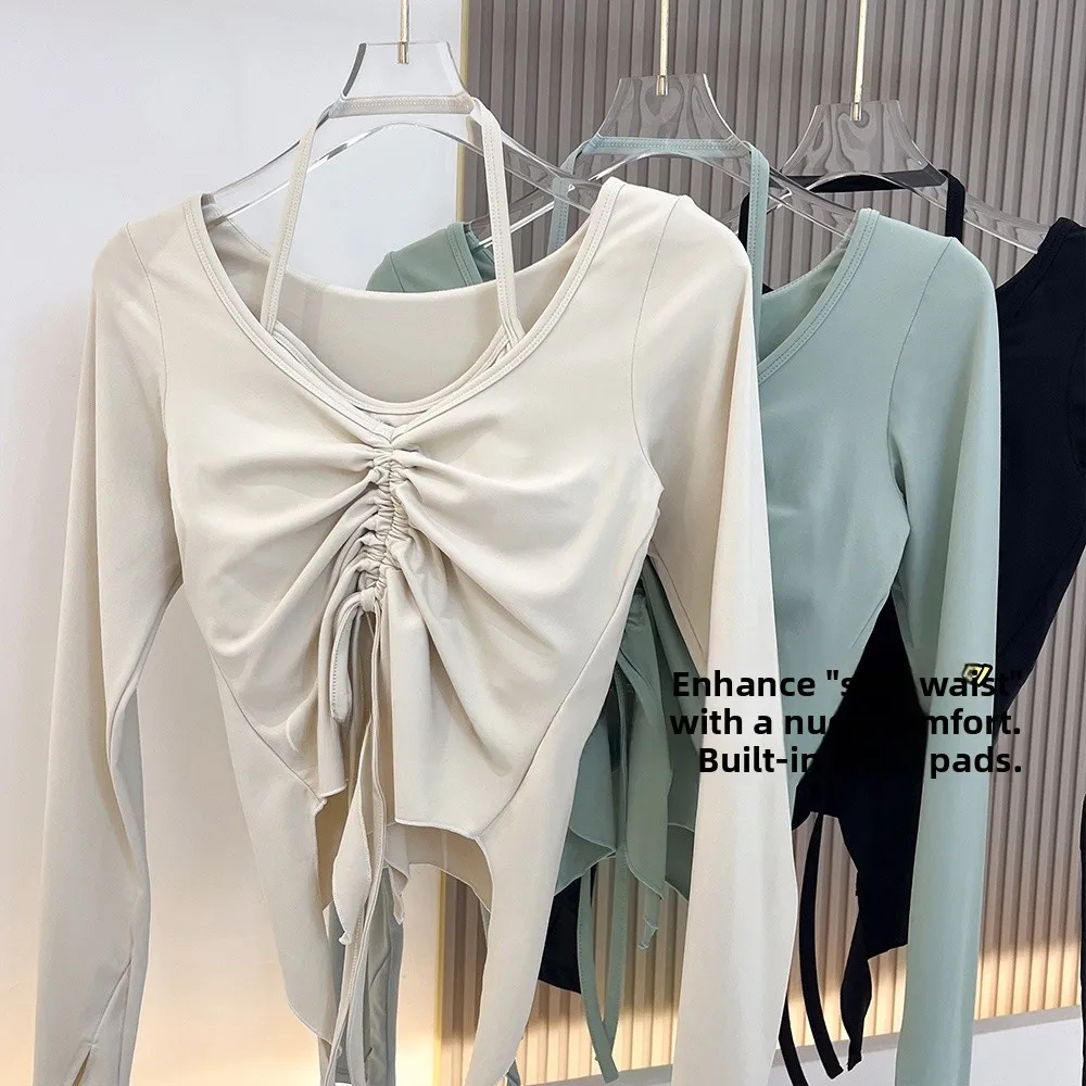 

Спортивный комплект Chao Yoga: укороченный топ с длинными рукавами, завязками и подкладкой на груди, асимметричный подол, эффект двухслойности, подчеркивающий талию, для бега