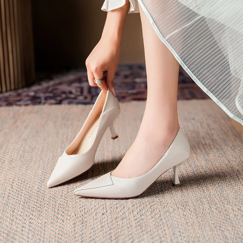 

Женские элегантные туфли-лодочки на шпильке черного/бежевого цвета с острым носком для офиса, свадебной вечеринки, модельные туфли Q-015