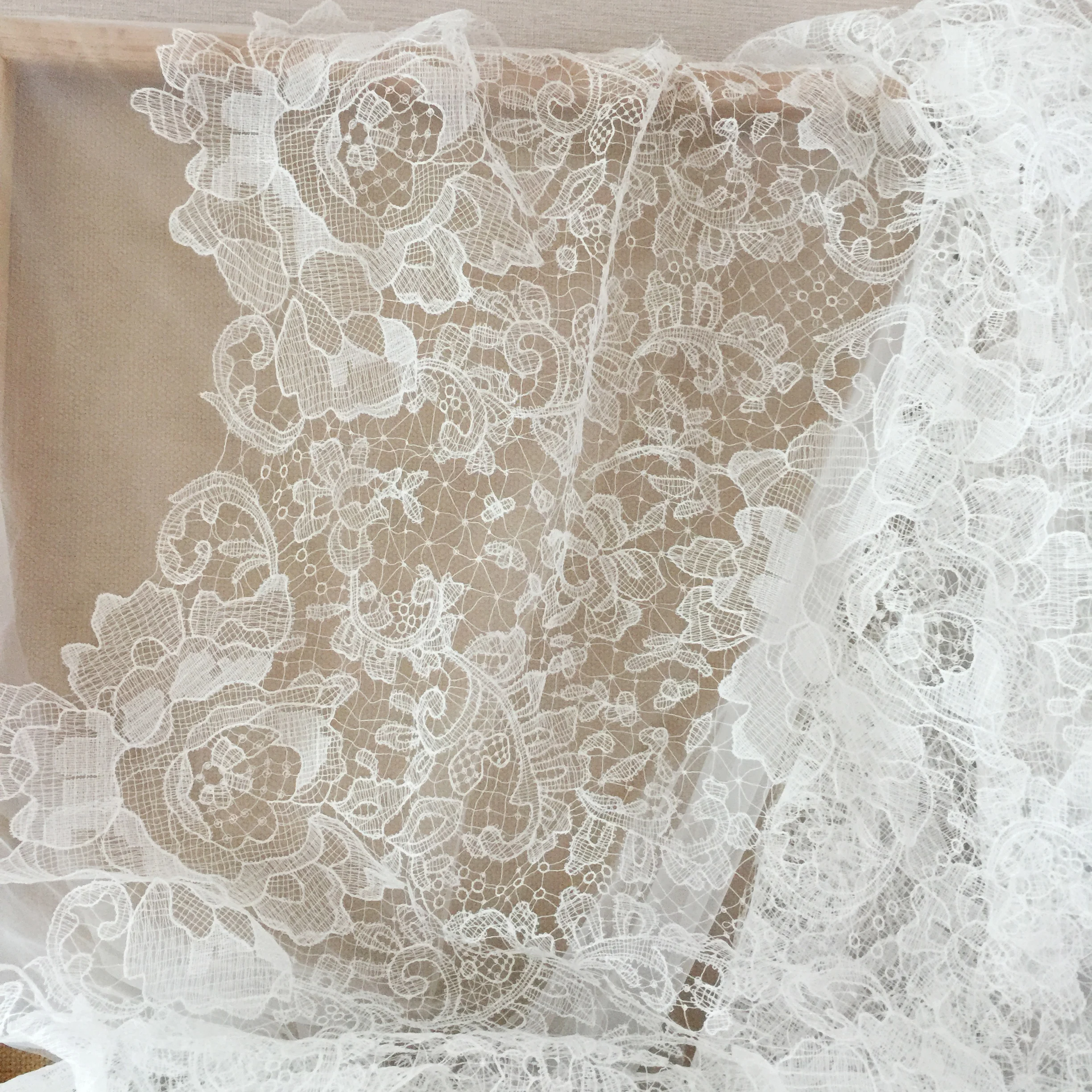 1 Yard Elfenbein Exquisite Alençon-Spitze Stoff mit Häkeln Muster Floral Emrboidery Stoff für Hochzeit Kleid, Spitze Caps – Detail 4