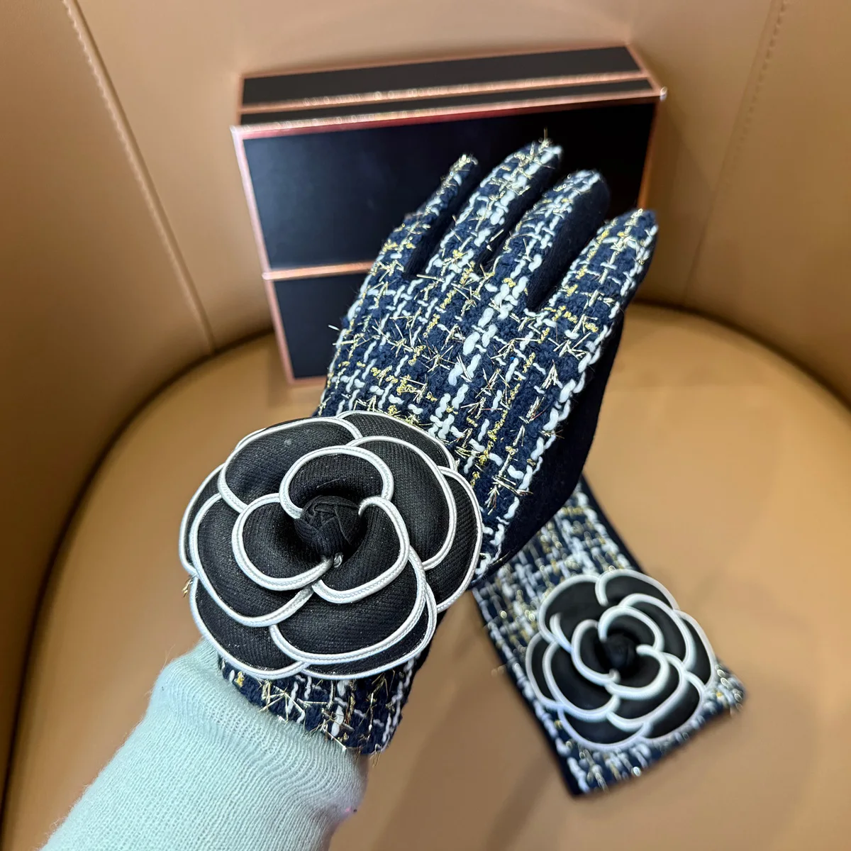 Elegant Women's Winter Knitted Tweed Velvet Warm Gloves Brand Designer Flower Touchscreen Wrist Warmers Gloves Winter Accessorie