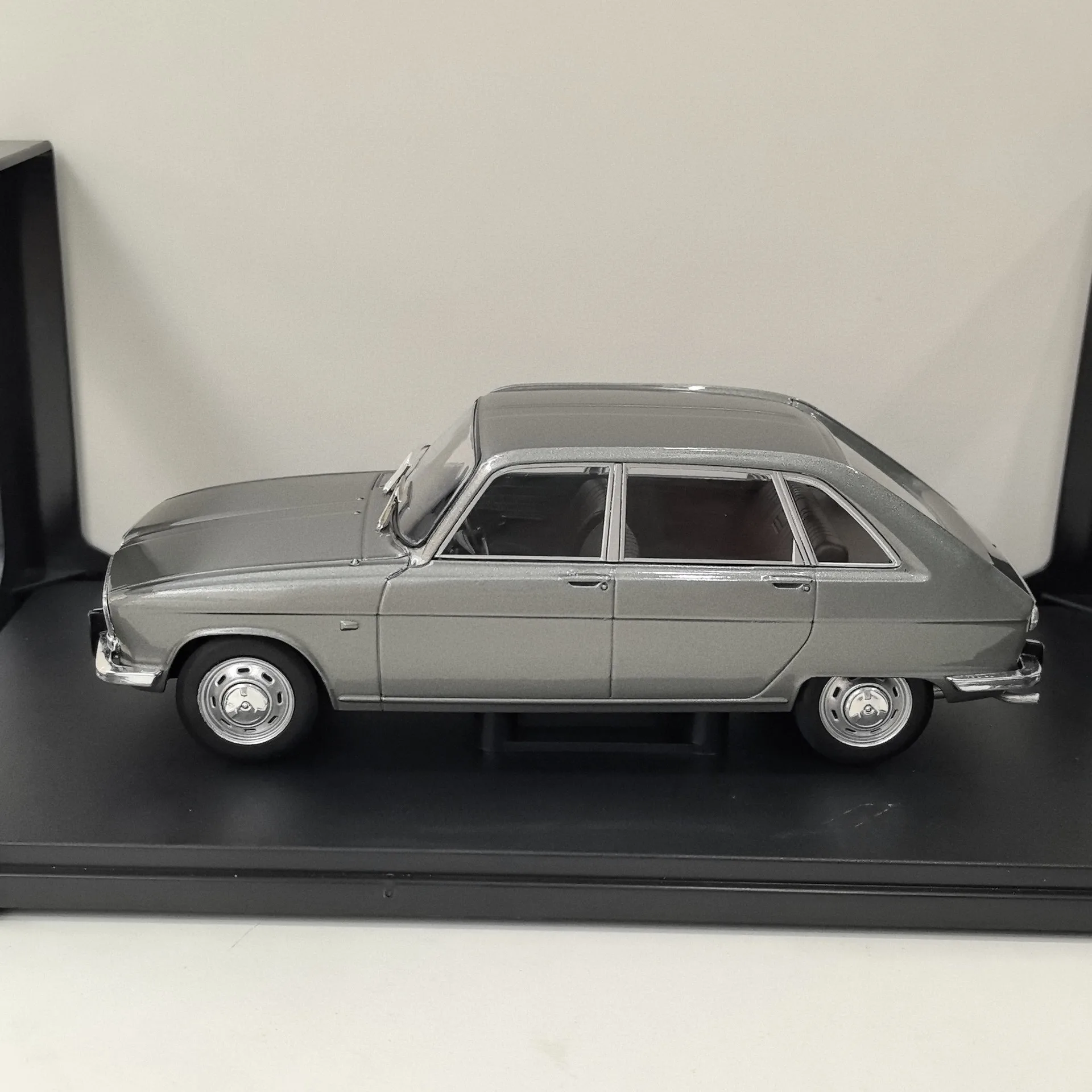 Pressofuso WHITEBOX Scala 1/24 RENAULT 16 1965 Renault Modello di Auto In Lega Da Collezione Giocattolo Regalo Souvenir Display Ornamento