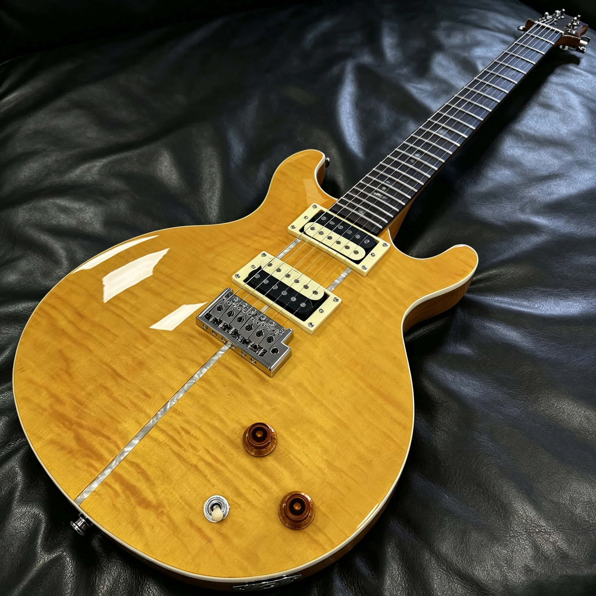 Solid-Body Electric Guitar With Golden Lacquer Tiger-Striped Maple Veneer Pearl Shell Inlay Trim, Dual Pickups Suitable For Rock Music Christmas Gift Available In US Warehouse Free Shipping.