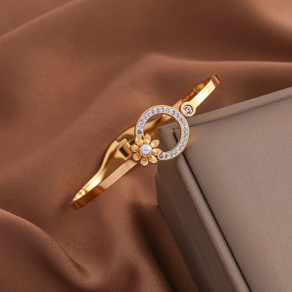 

Stainless steel round flower-shaped zircon women's bracelet, exquisite bracelet, waterproof and non-fading, a gift for friends