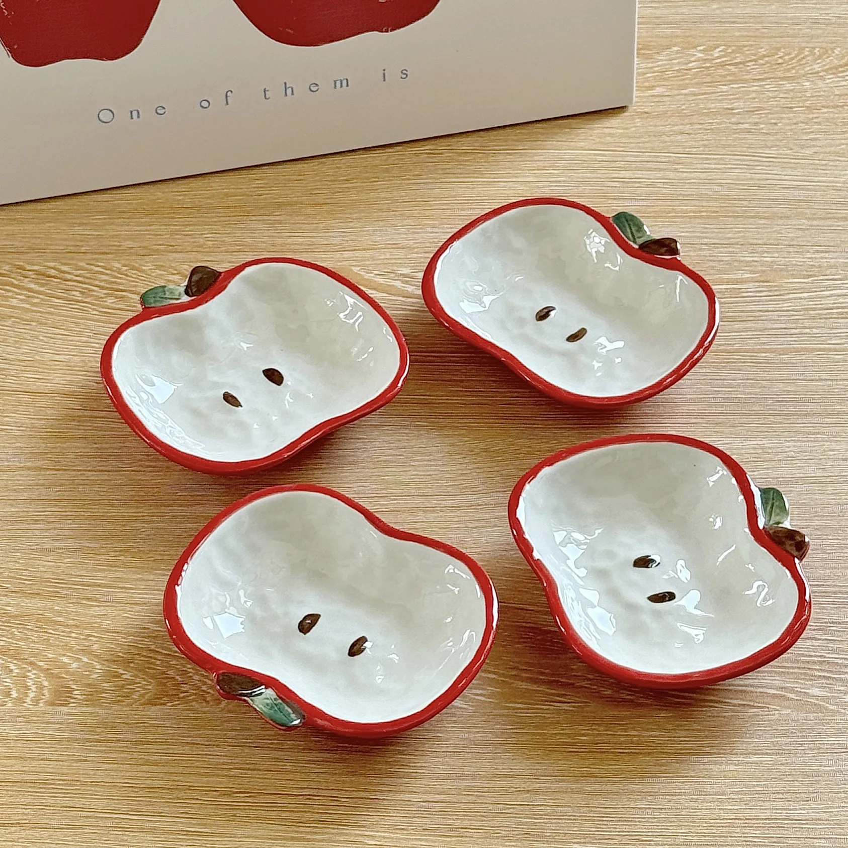 أطباق وأوعية إبداعية لطيفة على شكل تفاحة مصنوعة من السيراميك. أوعية حلوى لطيفة، طويلة المظهر. أوعية البهارات، وعاء الفاكهة