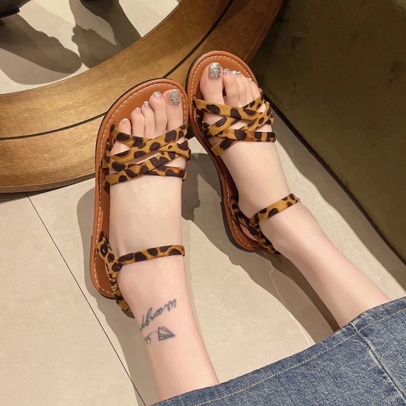 

Large Size Shoes Leopard Print Sandals for Women in Spring 2024 New Roman Fashion Flat Bottomed Anti Slip One Foot Beach Sandals