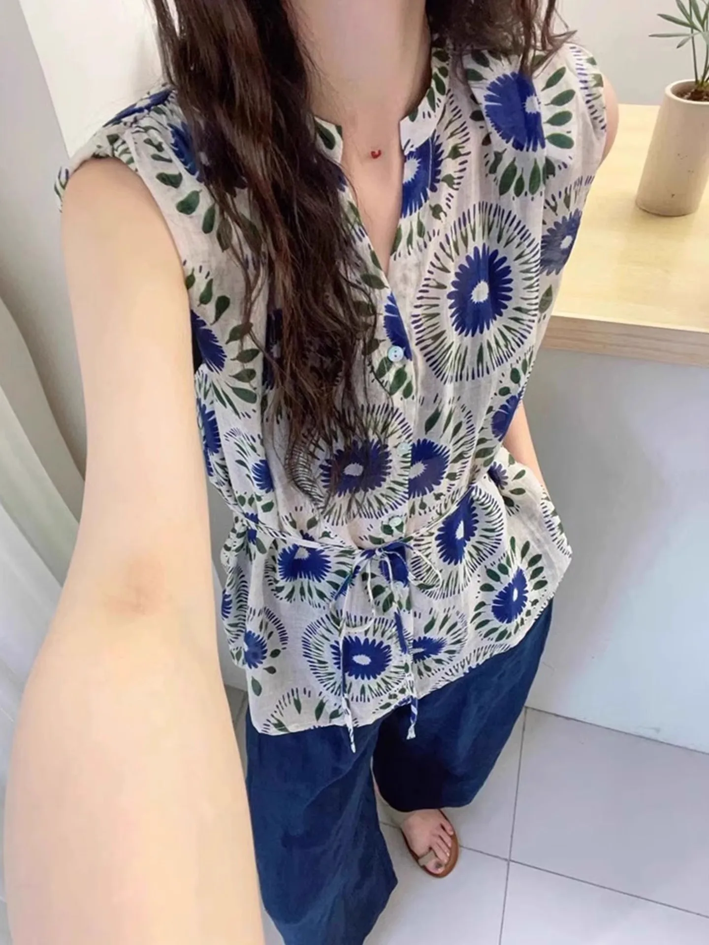 قميص أنيق مطبوع بدون أكمام بتصميم عصري بزر واحد، قصة مستقيمة نحيفة على الطراز الكوري، بلوزة حريرية لإطلالة أصغر سناً