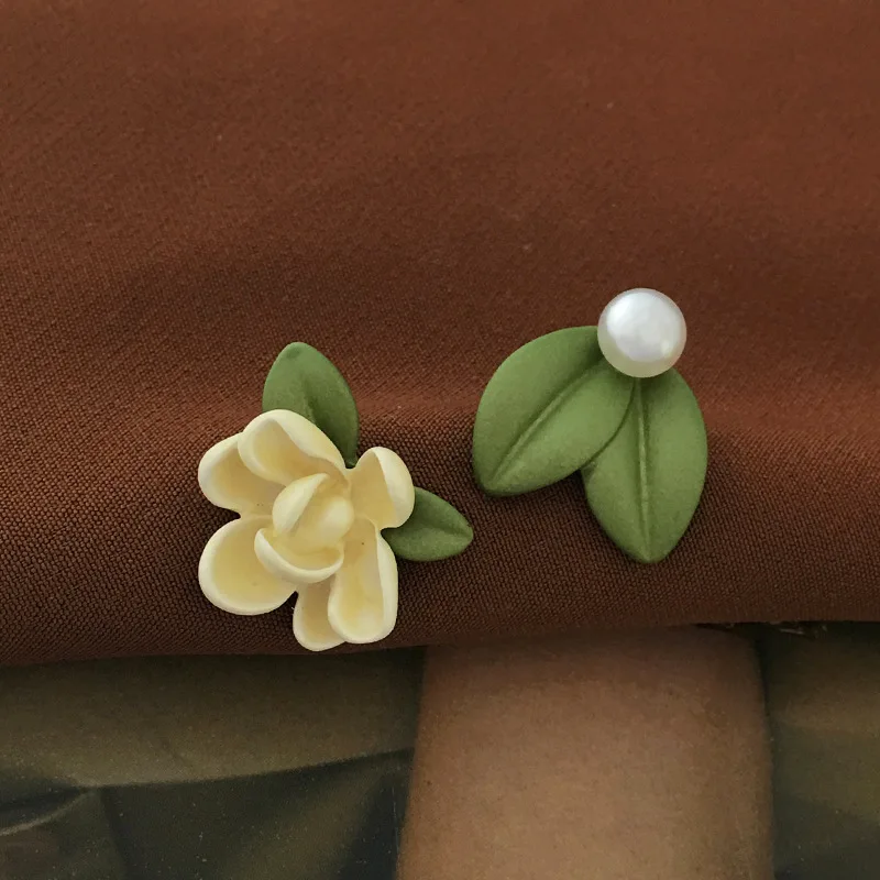 Small Fresh Forest Camellia Cape Jasmine Earrings Instagram Asymmetric Summer Leaf White Pearl New Earrings Vacation Style