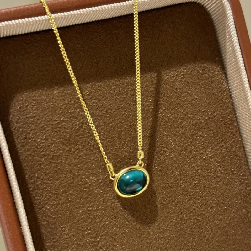 Retro design high-end oval pendant Green gemstone necklace fashion light luxury commuting simple charms banquet jewelry gifts