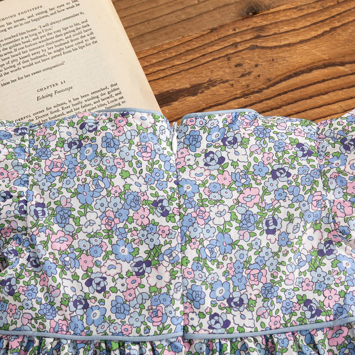 Sommerliches, hübsches blaues Blumenkleid mit Rundhalsausschnitt für Babymädchen im koreanischen Stil, trendiges süßes Kleid mit Schleife, Geburtstagsgeschenk, lässiges Kleinkindkleid – Detail 6