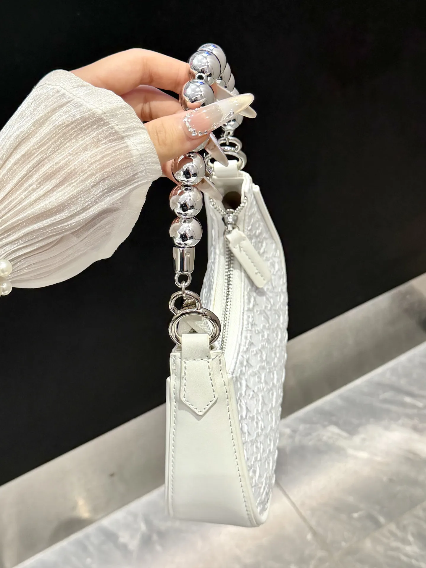 bolso-de-mano-mack-jennifer-diseno-simple-y-casual-con-cadena-de-perlas-y-forma-de-luna-creciente-modelo-2026-bolso-cruzad
