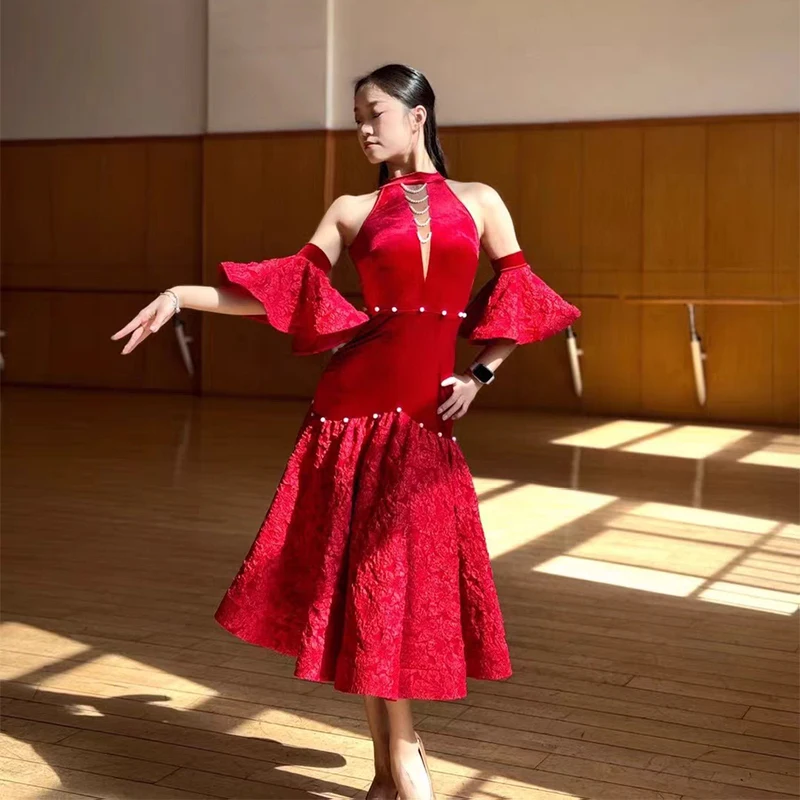 Vestido de baile de salón para mujer, vestido rojo con cuello colgante, terciopelo corto con perlas, vestido de escenario moderno para mujer adulta, DN18465, 2024