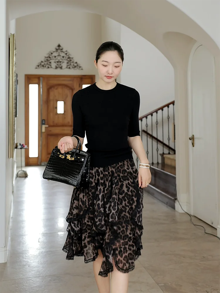 

Комплект женской модной одежды: асимметричная юбка-миди с леопардовым принтом и эффектом пэчворк, рубашка-футболка для повседневного стиля, весна-лето