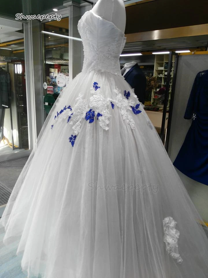 Abiti da sposa in tulle con applicazioni di pizzo avorio e blu personalizzati Abiti da sposa vintage lunghi senza maniche a trapezio senza spalline per la sposa