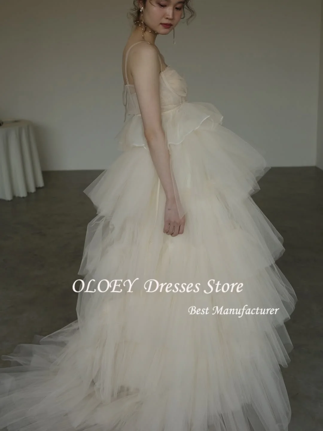 فساتين زفاف كورية أنيقة من OLOEY بدون حمالات فستان زفاف الأميرة على شكل حرف a سويب تراين بدون أكمام للعروس حسب الطلب
