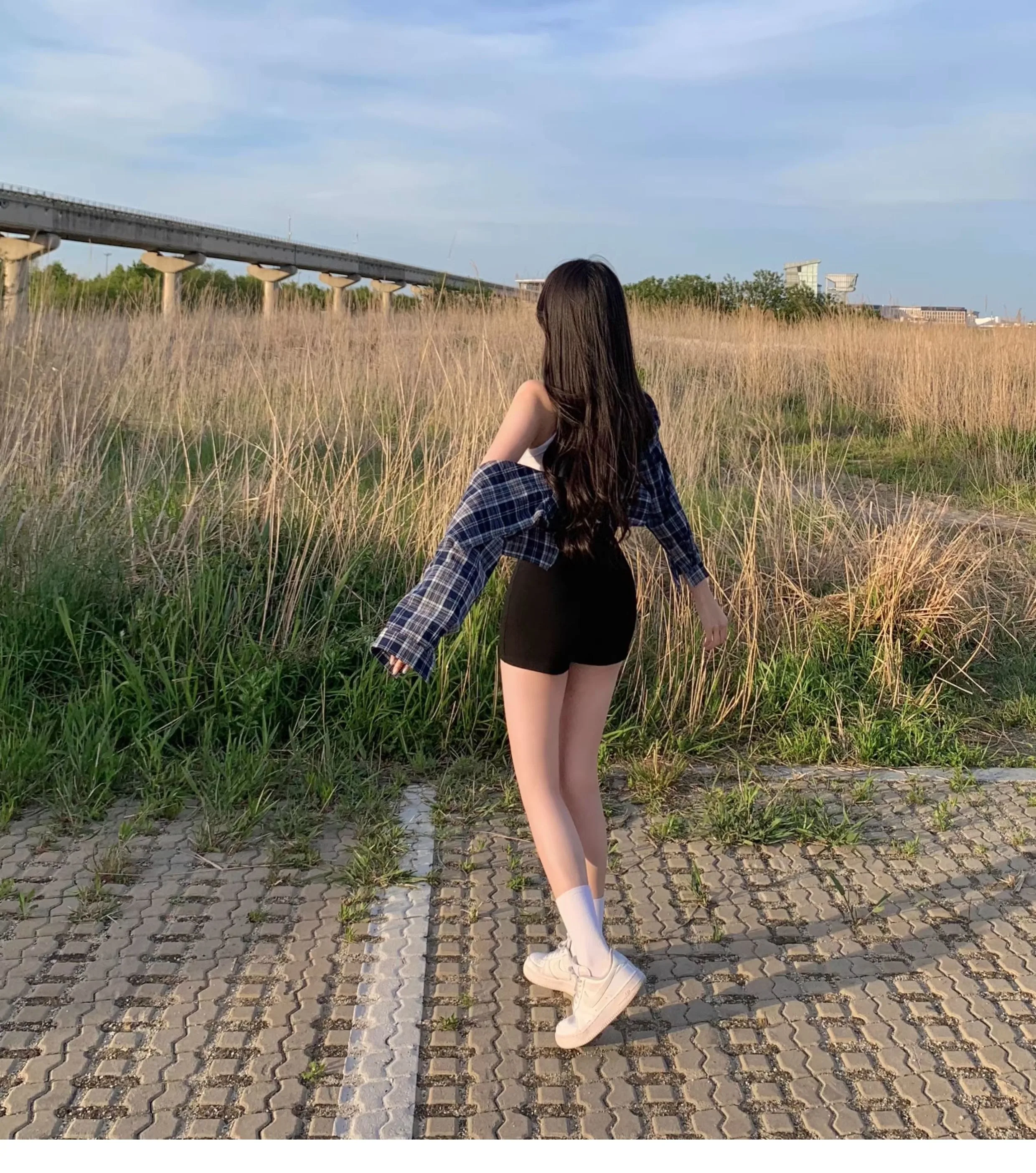 2026 Hochgeschnittene, schmal geschnittene schwarze elastische Shorts für Damen – vielseitige figurbetonte Straight-Leg 3-Punkte-Hotpants für Mädchengruppen – Detail 10