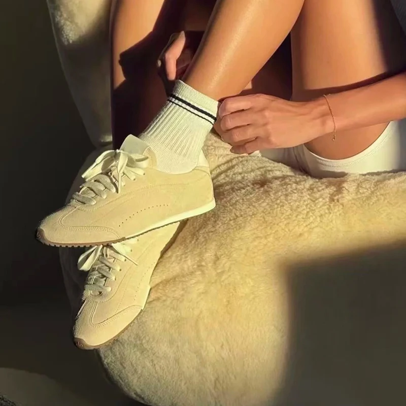 أحذية نسائية كاجوال من الجلد الطبيعي من جلد الغزال أحذية رياضية للرجال برباط للمشي أحذية بيضاء مصممة أحذية نسائية