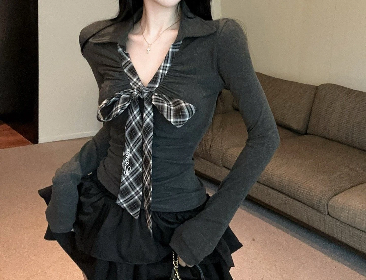 

Pure Desire College Style Butterfly Bow Plaid Long Sleeved T-shirt for Women's Autumn and Winter New Style V-neck Top Base Shirt