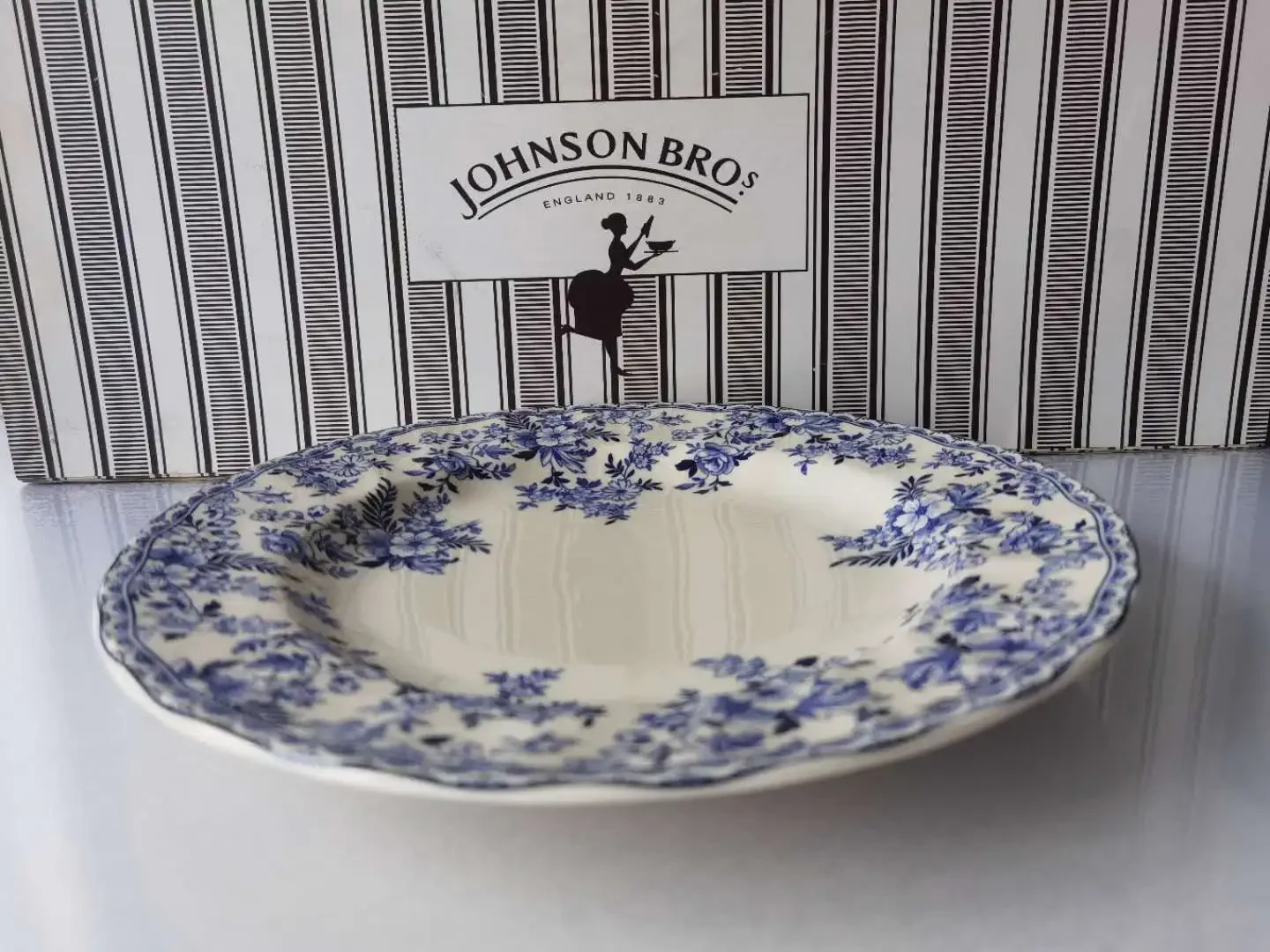 Classic British and German blue and white series 10-inch steak plate with ceramic plate classic on the dining table. plates