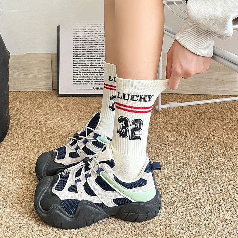 คู่ Simple Letter กีฬาถุงเท้าน่ารักถุงเท้าผู้หญิงกีฬาญี่ปุ่นและ Casual แฟชั่นถุงเท้าผู้หญิงถุงน่องอุ่น