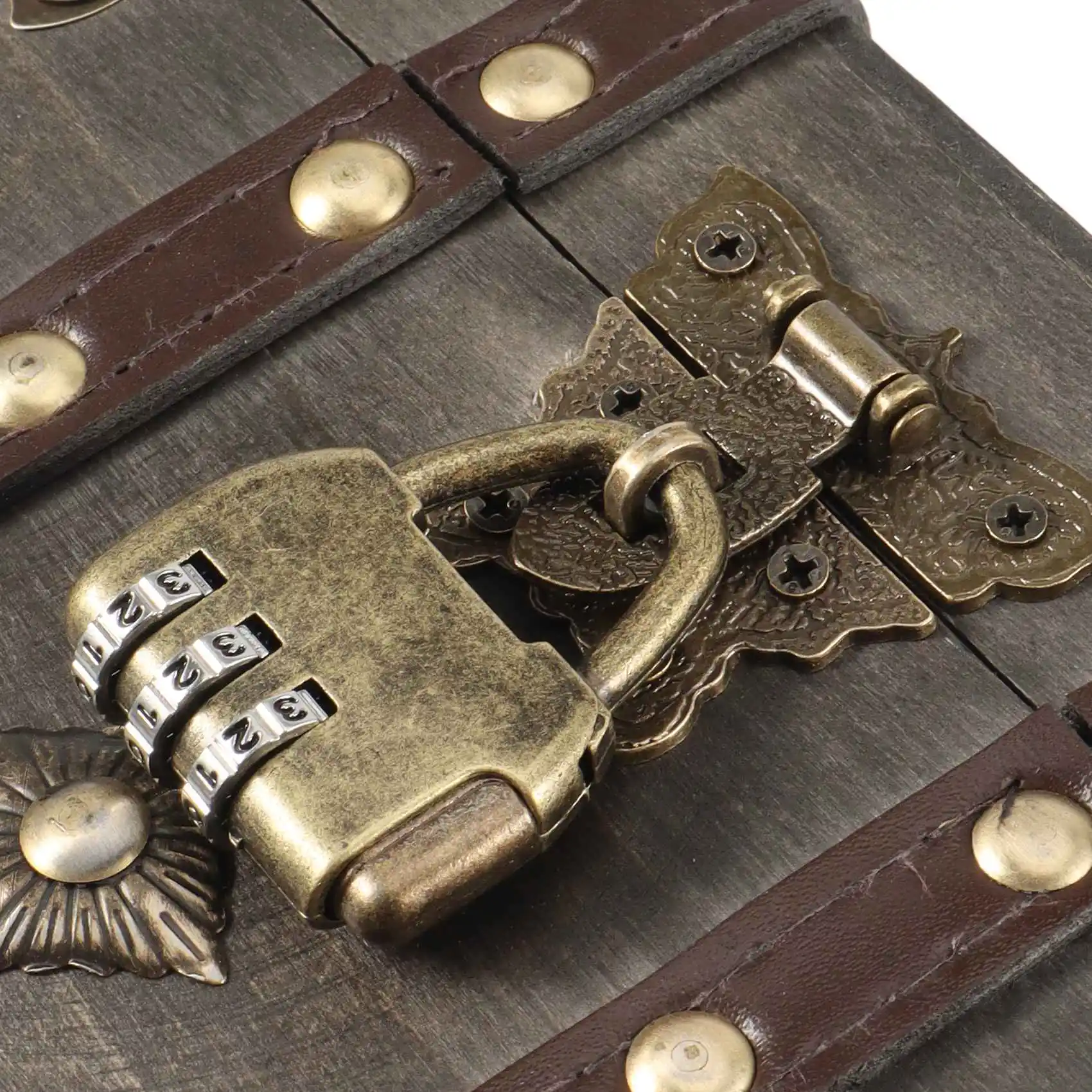 Europejskie pudełko do przechowywania w stylu retro z drewna, drewniane pudełko dekoracyjne, rekwizyt do escape roomu.