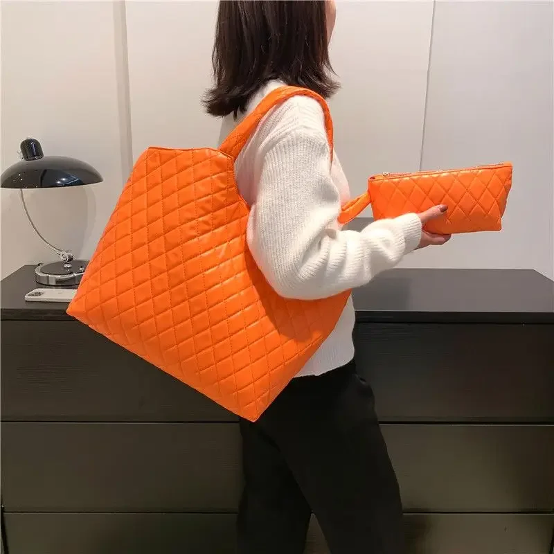 Large Capacity Linggetote Handbag for Women in 2024 New Black Shoulder Bag Fashionable Commuting Letter Handheld Underarm Bag