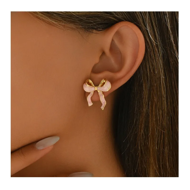 

Популярные женские серьги-гвоздики в стиле Мори: геометрические банты, масляные капли, универсальный дизайн