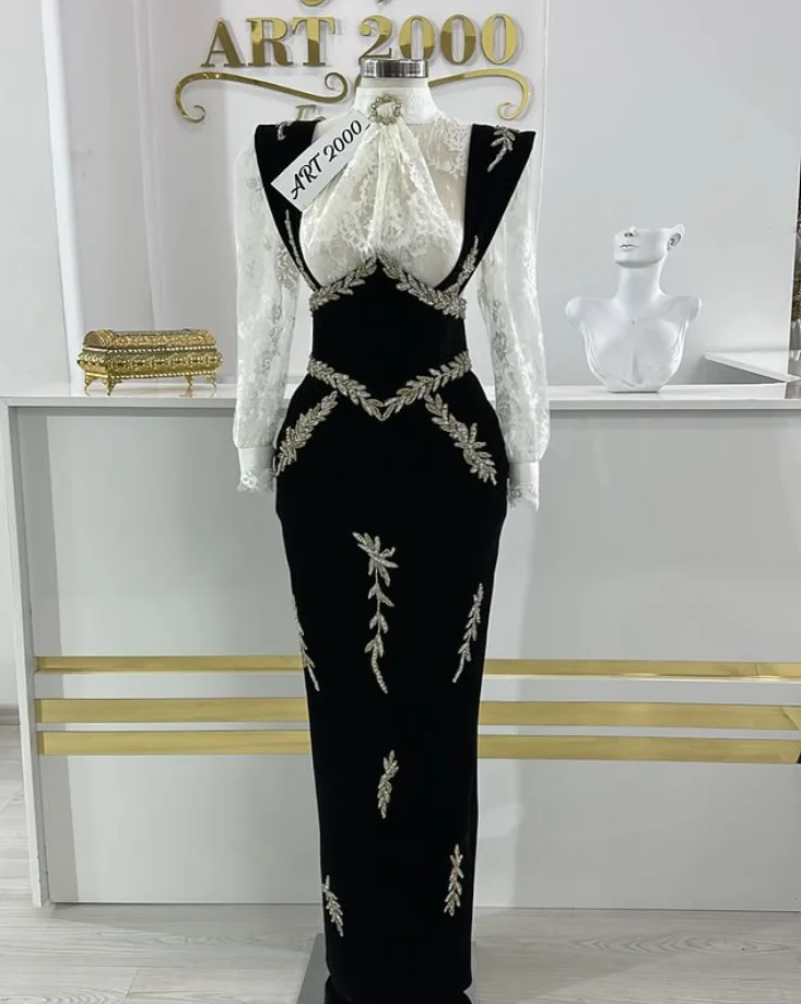 Traditionelle algerische schwarz-weiße Abendkleider, Spitze, Samt, lange Ärmel, Kristall, maßgeschneidertes Jersey-Abschlussballkleid nach Maß